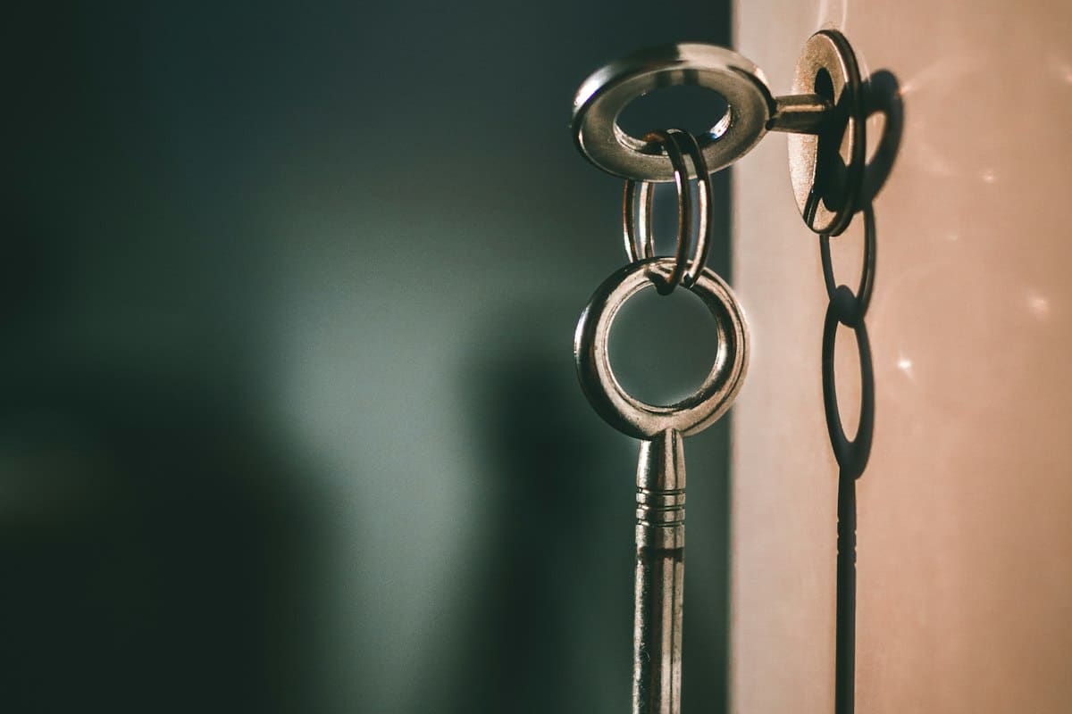 Key in a door lock – exchange date when you spread a property sale over two tax years